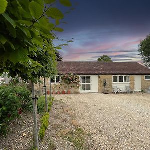 Whitley Coach House Villa Exterior photo