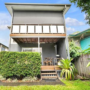 Modern Meets Tropical In This Free-Standing Home Cairns Exterior photo