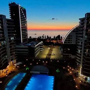 Appartamento Sunset At White Sails Pool & Sea View Batumi Exterior photo