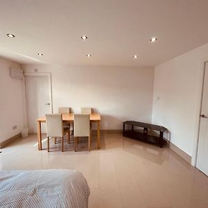 Appartamento Large Studio Flat B Near Heathrow Hillingdon Exterior photo