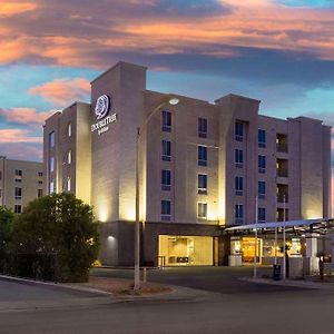 Hotel Doubletree By Hilton Las Vegas East Flamingo Exterior photo