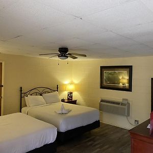 Ji11, Queen Guest Room At The Joplin Inn At The Entrance To Mountain Harbor Resort Hotel Room Mount Ida Exterior photo