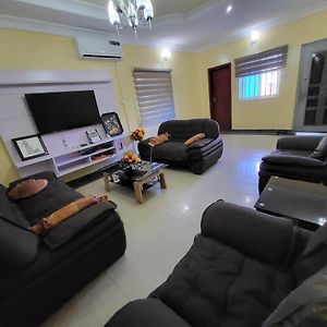 Entire 3 Bedroom Bungalow - Home Away From Home Lagos Exterior photo