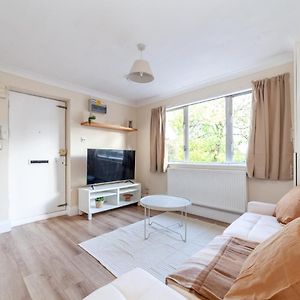 Appartamento Lovely Studio Flat In Wimbledon W/ Free Parking Londra Exterior photo