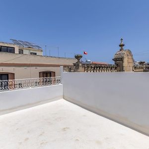 Appartamento Town House In The Heart Of Luqa - Close To Malta International Airport Exterior photo