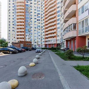 Large 2 Room Apartment With A Beautiful View 2 Min Metro Chernigivska Kiev Exterior photo