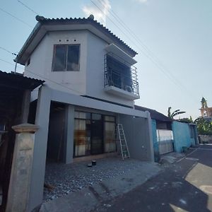 Hotel Reddoorz At Deamartaloka Colomadu Solo Exterior photo