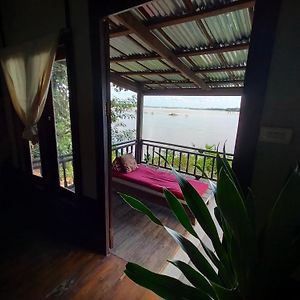Pomelo Restaurant And Guesthouse'S Fishermen Bungalow & A Tammarine Bungalow River Front Ban Khon Exterior photo