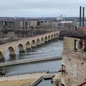 Lakeside Penthouse Paradise: Uptown Mlps View W/ Game Room, Balcony, Gym, Free Park, Drink, Bbq Grill, And Fireplace Minneapolis Exterior photo