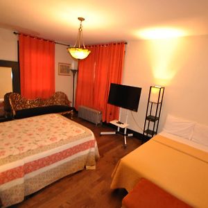 Ewr Airport Multilevel Guest House Room With 2-3 Beds Newark Exterior photo