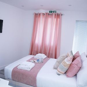 Appartamento Harrow Luxury Flat With Free Parking. Londra Room photo