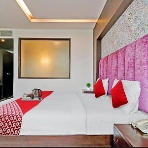 Oyo Hotel Aero City Nuova Delhi Exterior photo
