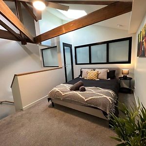 Well Located Apt With Loft Bedroom & Aircon Devonport Exterior photo