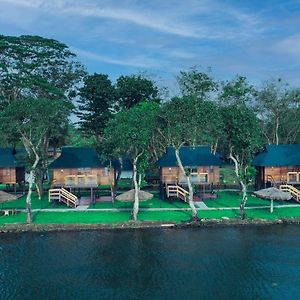 Hotel Water Scapes Kumarakom Exterior photo