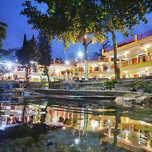 Pandu Lakeside Hotel Parapat Exterior photo