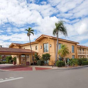 Hotel Baymont By Wyndham Fort Myers Central Exterior photo