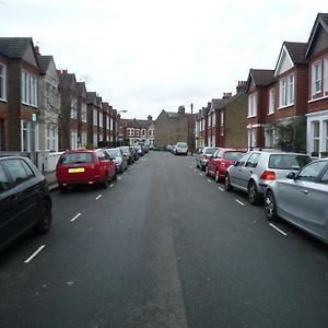 Bedroom Flat Colliers Wood Londra Exterior photo