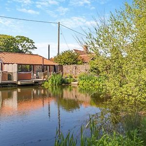 Tilly'S, A Two Bedroom Holiday Retreat With Hot Tub And Views Of The Pond Barningham  Exterior photo