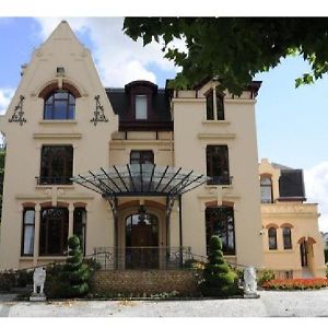 Hotel Le Manoir De La Mantille - Plumetis Caudry Exterior photo