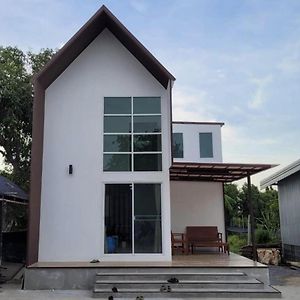 Hotel สวนชะลอม Nonthaburi Exterior photo