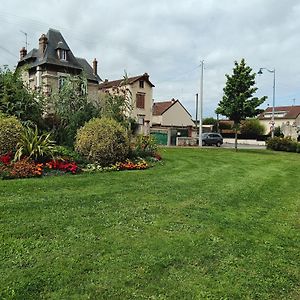 Appartamento Studio Propre! Endroit Tres Calme Avec Jardin Public, A 5 Minutes Gare Mantes La Jolie Exterior photo