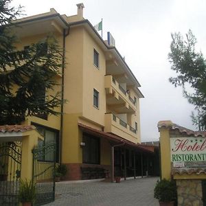 Hotel De La Ville Carpino Exterior photo