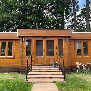 Appartamento Log Cabin Living For 3-4 People In Frimley Exterior photo