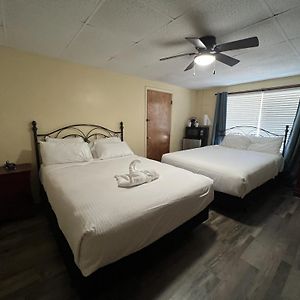 Ji7, A Queen Guest Room At The Joplin Inn At Entrance To The Resort Hotel Room Mount Ida Exterior photo