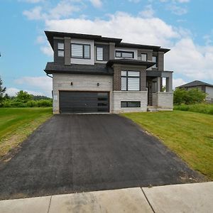 Modern Family Home In Menoke By The Beach Orillia Exterior photo