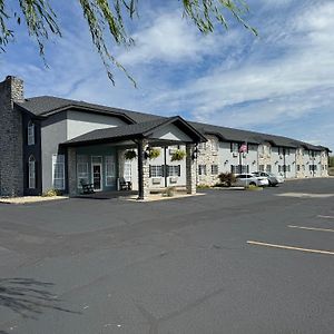 The Woodridge Inn Connersville Exterior photo