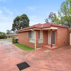 Perfectly Located Townhouse In Heart Of Ringwood Villa Exterior photo