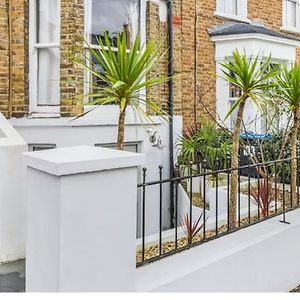 Appartamento Stunning, Stylish Garden Flat In The Heart Of Wimbledon Londra Exterior photo