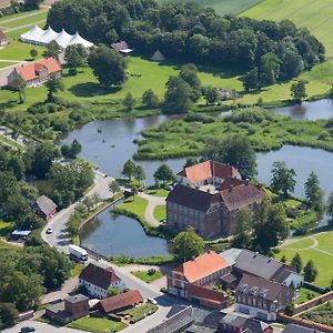 Hotel Den Gamle Kro Ved Gram Slot Exterior photo