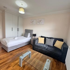 Comfort Heathrow Stay 5 Mins To The Terminal Stanwell Exterior photo