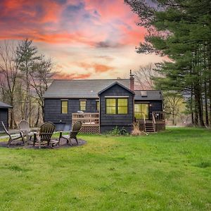 Charcoal Chalet By Avantstay A Design W Firepit New Paltz Exterior photo