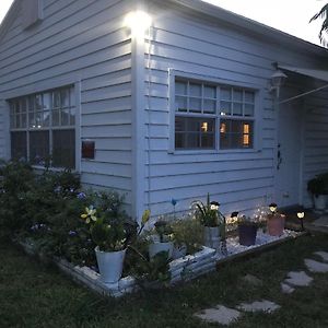 Appartamento White Wooden House Hollywood Exterior photo