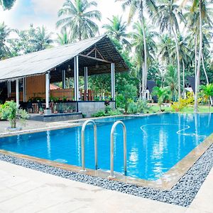 Hotel The Lake Front Chilaw Exterior photo