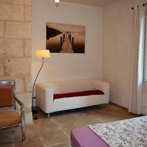 Chambre D Hote Spacieuse Avec Cour Junas Gard Bed and Breakfast Exterior photo