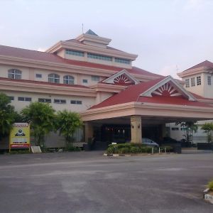Orna Golf And Country Club Hotel Kampong Gapam Exterior photo