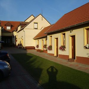 Szuts Panzio Bed and Breakfast Fertőrákos Exterior photo