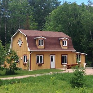 Hotel Grangette Entre Chiens Et Loups LʼAnse-Saint-Jean Room photo