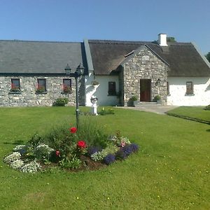 The Thatched Cottage B&B Baile Chláir Exterior photo