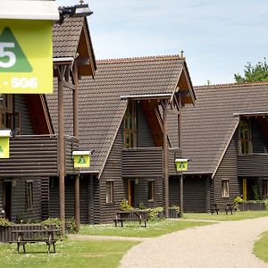 Hotel YHA London Lee Valley Cheshunt Exterior photo