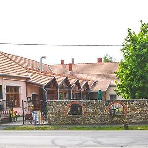 Hotel Borostyánkert Étterem&Vendégház Sitke Exterior photo