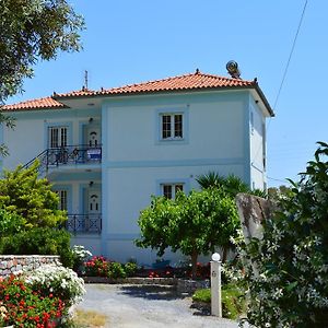 Troumpas Family Rooms & Apartments Leonídion Exterior photo