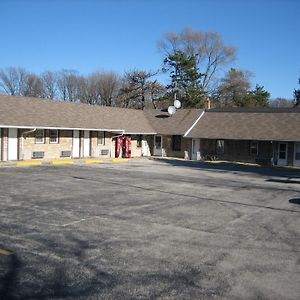 Crestview Inn And Suites Cedar Lake Exterior photo