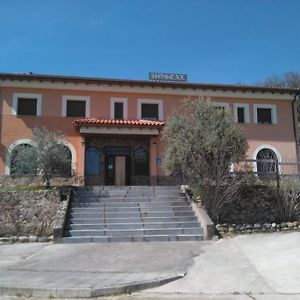 Hotel Hostal Miraflor De Las Cadenas Cuacos De Yuste Exterior photo