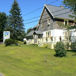 Auberge De La Tour Et Spa Bed and Breakfast Magog Exterior photo