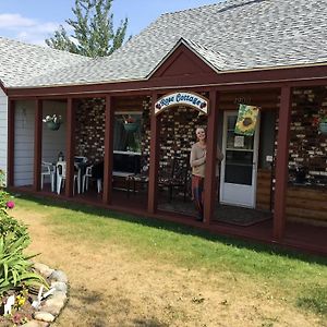 Rose Cottage Bed & Breakfast Valemount Exterior photo