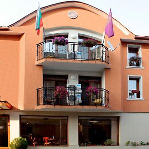 Lucky Hotel Veliko Tărnovo Exterior photo